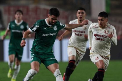 Flaco López em disputa de bola em Universitário x Palmeiras