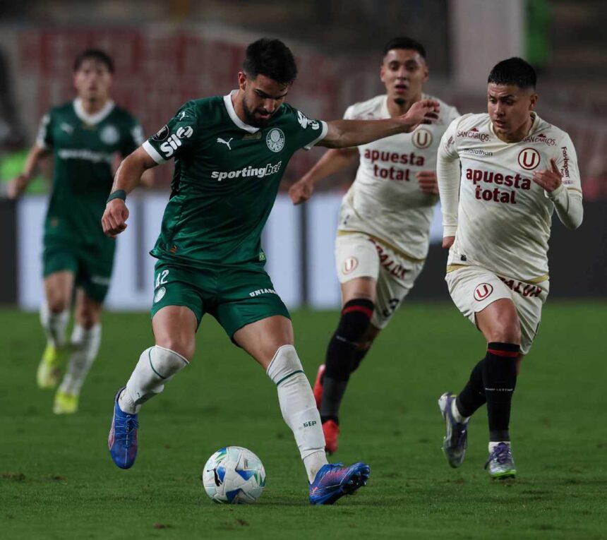 Flaco López em disputa de bola em Universitário x Palmeiras