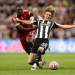 Ibrahima Konaté vive momento de pressão no Liverpool após críticas por nova atuação instável.