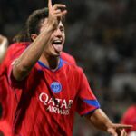 João Neves comemora um dos gols de bicicleta pelo PSG em atuação histórica contra o Toulouse.