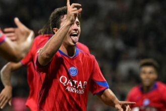 João Neves comemora um dos gols de bicicleta pelo PSG em atuação histórica contra o Toulouse.