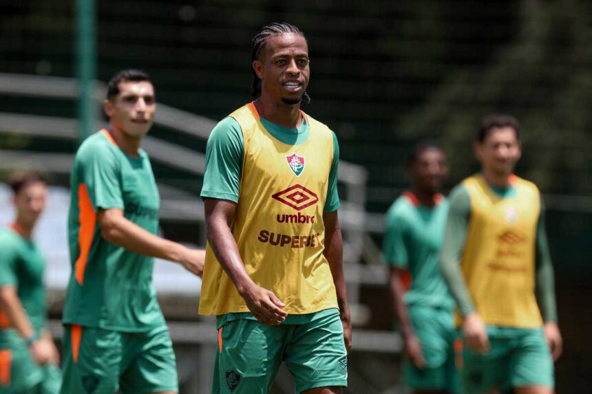 Keno em treino do Fluminense em Cali