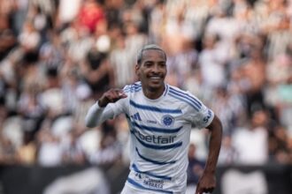 Matheus Pereira comemora o segundo gol do Cruzeiro contra o Botafogo, no Estádio Nilton Santos