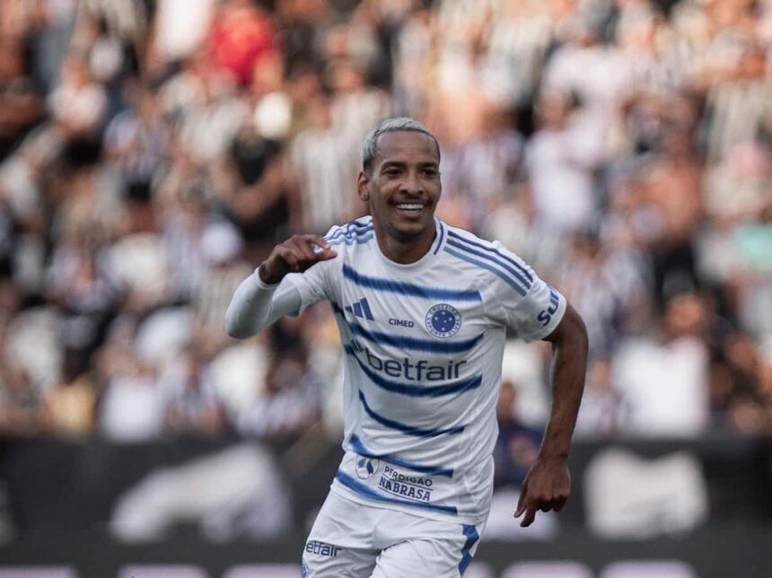 Matheus Pereira comemora o segundo gol do Cruzeiro contra o Botafogo, no Estádio Nilton Santos