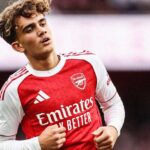 Max Dowman, joia de apenas 15 anos, viaja com o Arsenal para o duelo contra o Manchester United.