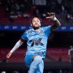 Neymar comemora gol pelo Santos no Morumbis em noite inspirada que tirou o time da zona de rebaixamento e agitou a imprensa europeia.