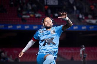 Neymar comemora gol pelo Santos no Morumbis em noite inspirada que tirou o time da zona de rebaixamento e agitou a imprensa europeia.