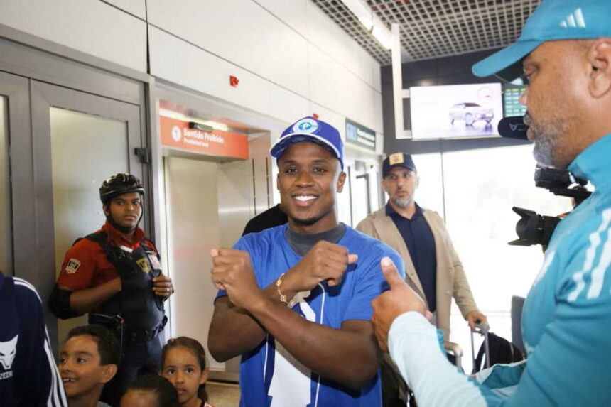 Novo atacante do Cruzeiro, Luis Sinisterra desembarca em Belo Horizonte