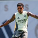Rodrygo mostra frustração no banco do Real Madrid em meio a rumores de interesse do Arsenal.