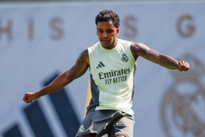 Rodrygo mostra frustração no banco do Real Madrid em meio a rumores de interesse do Arsenal.