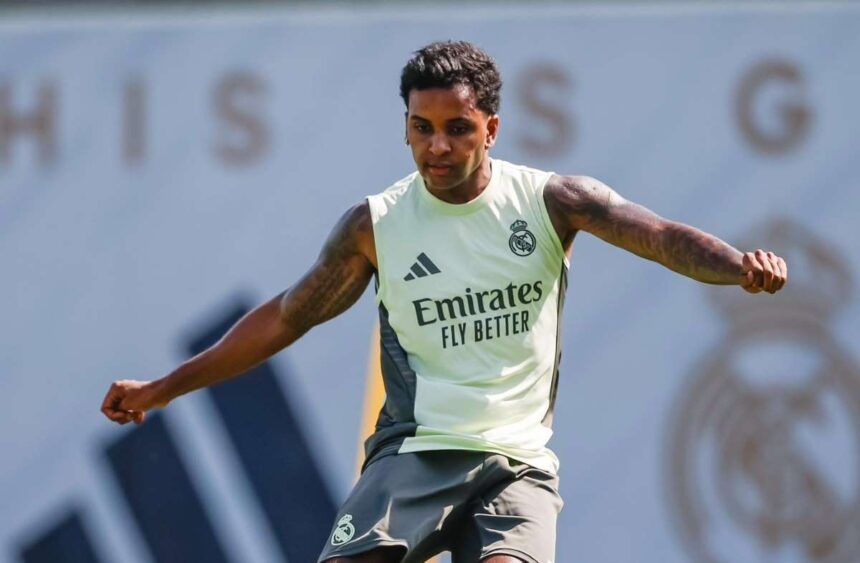 Rodrygo mostra frustração no banco do Real Madrid em meio a rumores de interesse do Arsenal.