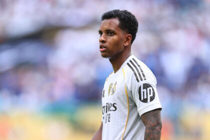 Rodrygo vive momento de incerteza no Real Madrid após estreia de Xabi Alonso.