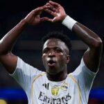Vinícius Júnior comemora gol da virada do Real Madrid sobre o Mallorca no Santiago Bernabéu.
