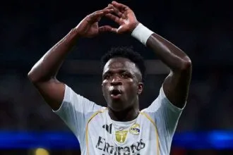 Vinícius Júnior comemora gol da virada do Real Madrid sobre o Mallorca no Santiago Bernabéu.