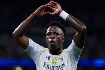 Vinícius Júnior comemora gol da virada do Real Madrid sobre o Mallorca no Santiago Bernabéu.