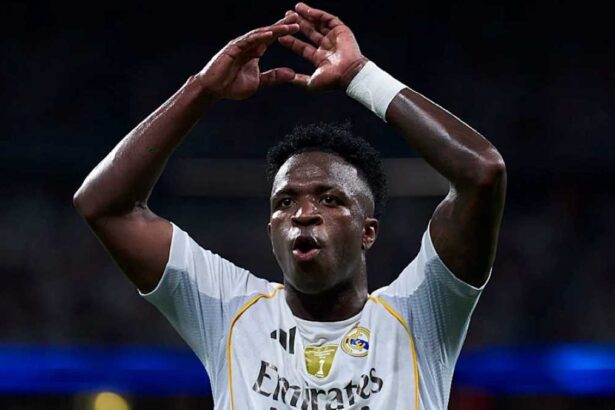 Vinícius Júnior comemora gol da virada do Real Madrid sobre o Mallorca no Santiago Bernabéu.