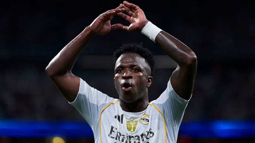 Vinícius Júnior comemora gol da virada do Real Madrid sobre o Mallorca no Santiago Bernabéu.