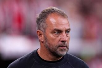 Barcelona pode enfrentar o PSG no Estádio Olímpico de Montjuïc em vez do Camp Nou, gerando preocupação entre torcedores culés.