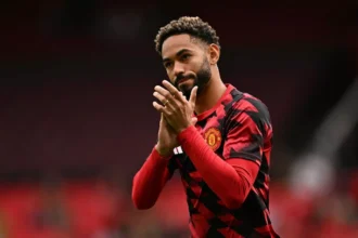 Matheus Cunha mostra sinais de recuperação após lesão na coxa e promete voltar em breve ao Manchester United.