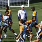 Ancelotti e elenco do Real Madrid durante treino