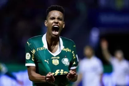 Estevão comemora gol marcado em Palmeiras x Grêmio pelo Campeonato Brasileiro