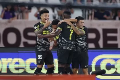 Luiz Henrique e companheiros de equipe em Botafogo x Vasco pelo Brasileirão Série A