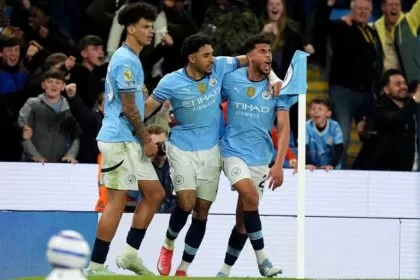 Matheus Nunes celebra gol pelo Manchester City na vitória sobre o Aston Villa pela Premier League