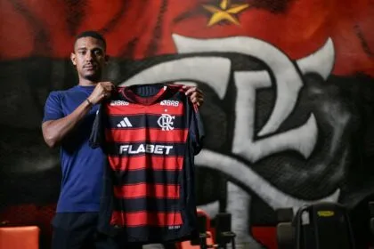 Samuel Lino posa com a camisa do Flamengo após ser oficializado como reforço para a sequência da temporada