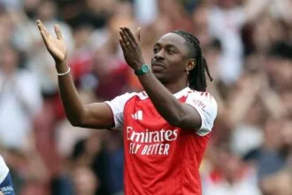 Eberechi Eze realiza o sonho de vestir a camisa do Arsenal após rejeitar o Tottenham.
