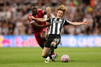 Ibrahima Konaté vive momento de pressão no Liverpool após críticas por nova atuação instável.