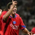 João Neves comemora um dos gols de bicicleta pelo PSG em atuação histórica contra o Toulouse.