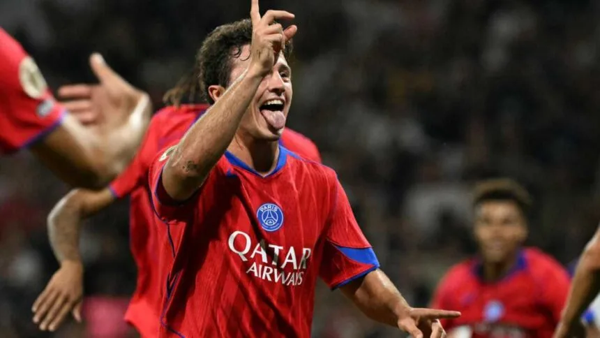 João Neves comemora um dos gols de bicicleta pelo PSG em atuação histórica contra o Toulouse.