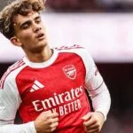 Max Dowman, joia de apenas 15 anos, viaja com o Arsenal para o duelo contra o Manchester United.