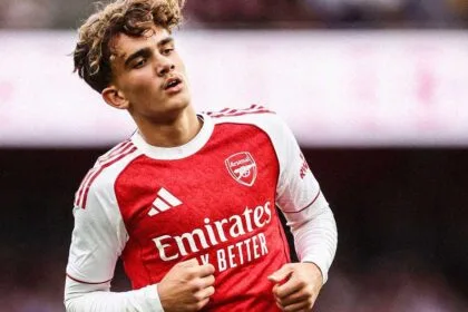 Max Dowman, joia de apenas 15 anos, viaja com o Arsenal para o duelo contra o Manchester United.