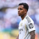 Rodrygo vive momento de incerteza no Real Madrid após estreia de Xabi Alonso.